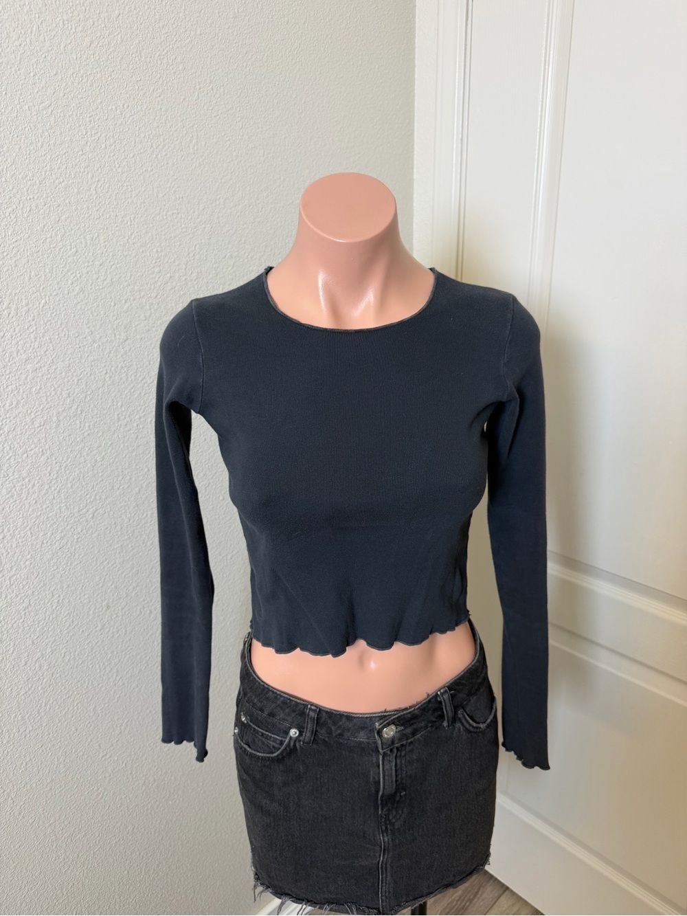 Brandy Melville Black Long-Sleeve Cropped Cotton Top Sz S